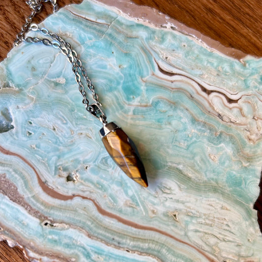 Necklace with a pendant on a piece of agate stone